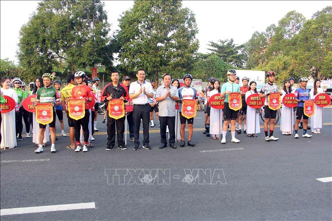 Ban tổ chức trao cờ lưu niệm cho các đơn vị tham gia Giải Vô địch Xe đạp thể thao thành phố Cần Thơ mở rộng năm 2025. Ảnh: Trung Kiên - TTXVN