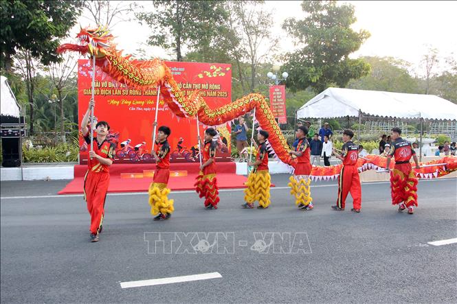 Tiết mục múa rồng tại lễ khai mạc. Ảnh: Trung Kiên - TTXVN
