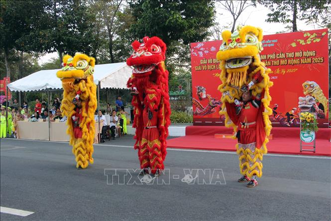 Tiết mục nghệ thuật múa lân khai mạc các giải đấu. Ảnh: Trung Kiên - TTXVN