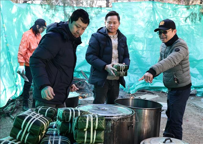 Bánh chưng được xếp cẩn thận vào nồi để luộc. Ảnh: Quang Hưng - Phóng viên TTXVN tại Trung Quốc.