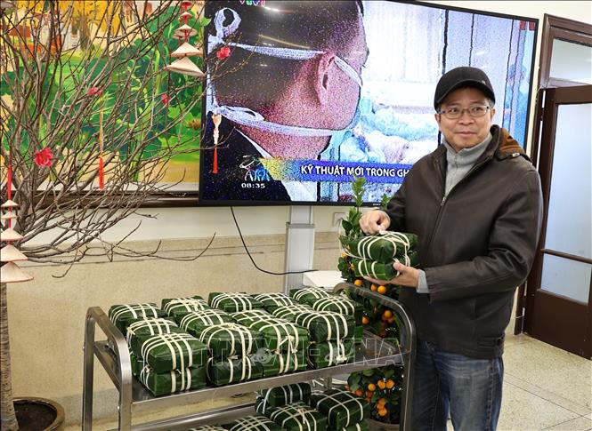 Đại sứ Phạm Thanh Bình kiểm tra những chiếc bánh trước khi đem đi luộc. Ảnh: Quang Hưng - Phóng viên TTXVN tại Trung Quốc.