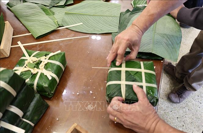 Những chiếc bánh vuông vắn, với màu xanh của lá dong, màu trắng của lạt tre. Ảnh: Quang Hưng - Phóng viên TTXVN tại Trung Quốc.