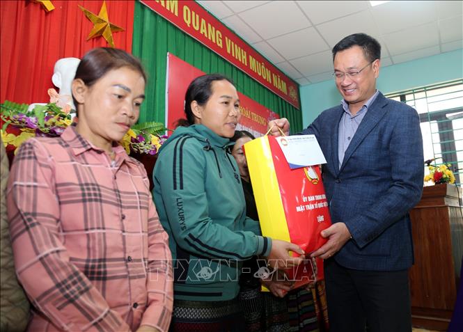 Bí thư Tỉnh ủy Quảng Bình Lê Ngọc Quang trao quà cho hộ nghèo bản Khe Ngát, thị trấn Nông trường Việt Trung (huyện Bố Trạch, Quảng Bình). Ảnh: Tá Chuyên – TTXVN 