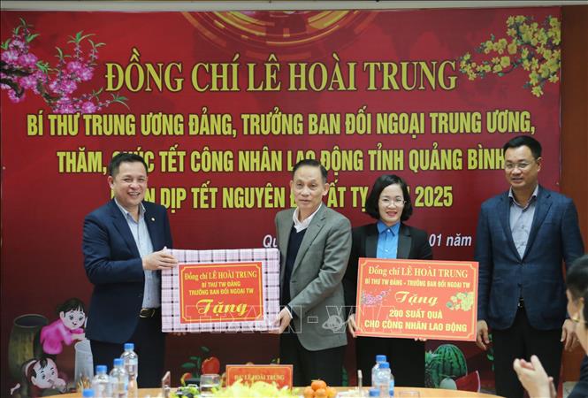 Trưởng Ban Đối ngoại Trung ương Lê Hoài Trung (thứ 2 từ trái sang) tặng quà cho Xí nghiệp may Hà Quảng, Khu công nghiệp Tây Bắc Đồng Hới (Quảng Bình) và Liên đoàn Lao động tỉnh Quảng Bình. Ảnh: Tá Chuyên - TTXVN