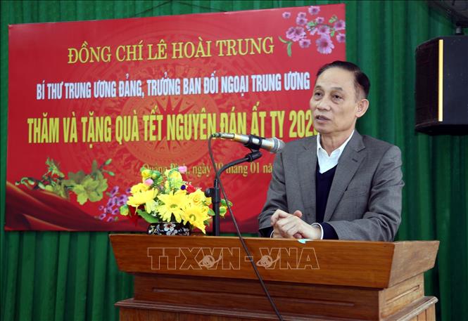 Trưởng Ban Đối ngoại Trung ương Lê Hoài Trung chúc Tết chính quyền và người dân. Ảnh: Tá Chuyên – TTXVN 