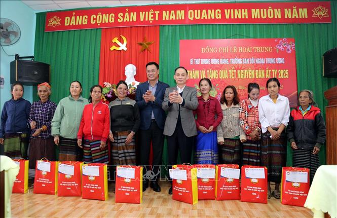 Trưởng Ban Đối ngoại Trung ương Lê Hoài Trung và Bí thư Tỉnh ủy Quảng Bình Lê Ngọc Quang trao quà cho hộ nghèo bản Khe Ngát, thị trấn Nông trường Việt Trung (huyện Bố Trạch, Quảng Bình). Ảnh: Tá Chuyên – TTXVN 