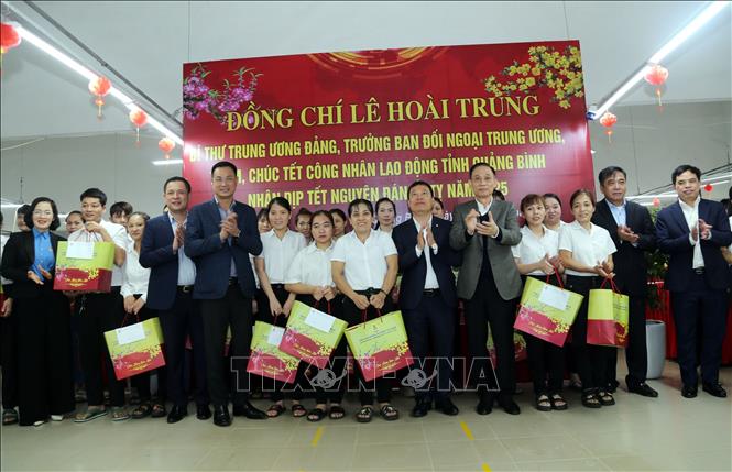Trưởng Ban Đối ngoại Trung ương Lê Hoài Trung và đoàn công tác tặng quà cho người lao động có hoàn cảnh khó khăn của Xí nghiệp may Hà Quảng, Khu công nghiệp Tây Bắc Đồng Hới (Quảng Bình). Ảnh: Tá Chuyên - TTXVN