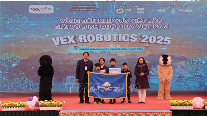 Ban Tổ chức trao giải thưởng cho các đội tham gia thi đấu. Ảnh: Chu Hiệu-TTXVN