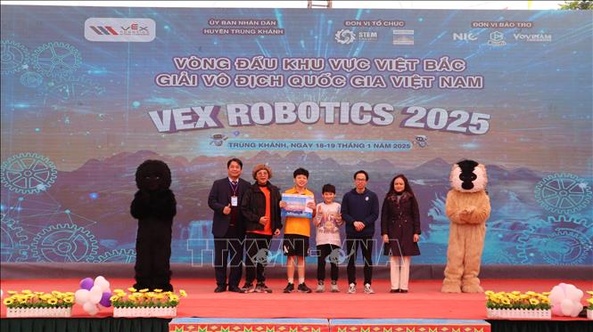 Ban Tổ chức trao giải thưởng cho các đội tham gia thi đấu. Ảnh: Chu Hiệu-TTXVN