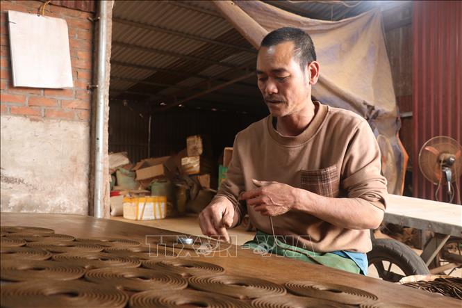 Hương xạ Cao thôn được sản xuất theo phương thức thủ công, gia truyền. Ảnh Mạnh Khánh-TTXVN