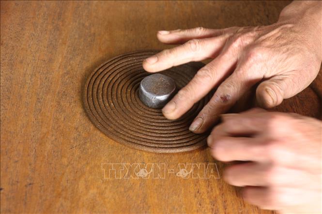 Hương xạ Cao thôn được sản xuất theo phương thức thủ công, gia truyền. Ảnh Mạnh Khánh-TTXVN