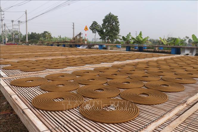Người làm hương xạ thôn Cao làm các giá để phơi hương. Ảnh Mạnh Khánh-TTXVN