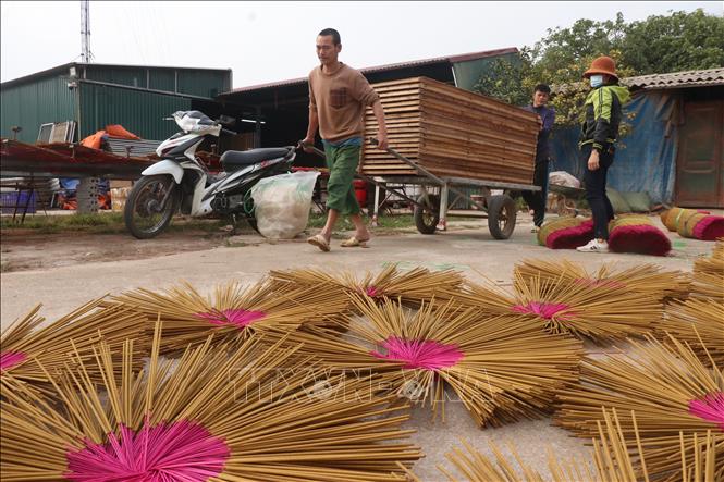 Dịp cuối năm nghề làm hương xạ tạo việc làm và thu nhập ổn định cho hàng nghìn người. Ảnh Mạnh Khánh-TTXVN