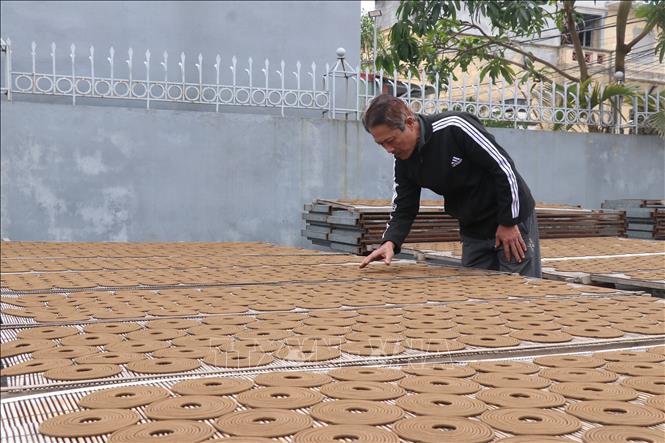Ông Đào Đức Triệu thôn Cao, xã Bảo Khê, thành phố Hưng Yên đang kiểm tra hương trong quá trình phơi nắng. Ảnh Mạnh Khánh-TTXVN