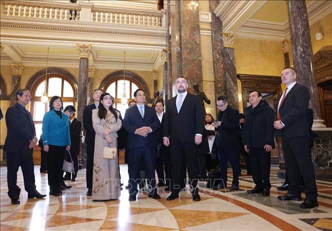 Thủ tướng Phạm Minh Chính và Phu nhân tham quan Bảo tàng Quốc gia Séc tại thủ đô Praha. Ảnh: Dương Giang-TTXVN 