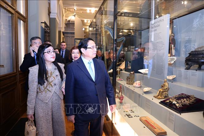 Thủ tướng Phạm Minh Chính và Phu nhân tham quan Bảo tàng Quốc gia Séc tại thủ đô Praha. Ảnh: Dương Giang-TTXVN 