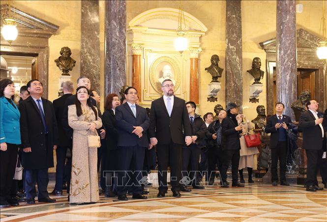 Thủ tướng Phạm Minh Chính và Phu nhân tham quan Bảo tàng Quốc gia Séc tại thủ đô Praha. Ảnh: Dương Giang-TTXVN 