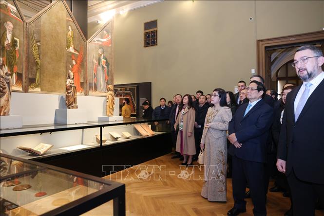 Thủ tướng Phạm Minh Chính và Phu nhân tham quan Bảo tàng Quốc gia Séc tại thủ đô Praha. Ảnh: Dương Giang-TTXVN 