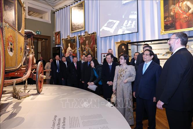 Thủ tướng Phạm Minh Chính và Phu nhân tham quan Bảo tàng Quốc gia Séc tại thủ đô Praha. Ảnh: Dương Giang-TTXVN 