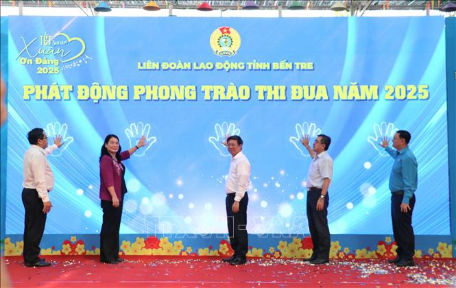 Lãnh đạo tỉnh Bến Tre thực hiện nghi thức ấn nút Phát động phong trào thi đua chào mừng Đại hội Đảng các cấp tiến tới Đại hội đại biểu Đảng bộ tỉnh lần thứ XII, nhiệm kỳ 2025 – 2030. Ảnh: Chương Đài  - TTXVN 