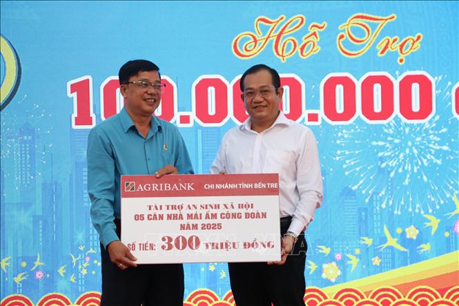Liên đoàn Lao động tỉnh Bến Tre tiếp nhận kinh phí từ các công ty, doanh nghiệp để thực hiện công tác an sinh xã hội. Ảnh: Chương Đài  - TTXVN 