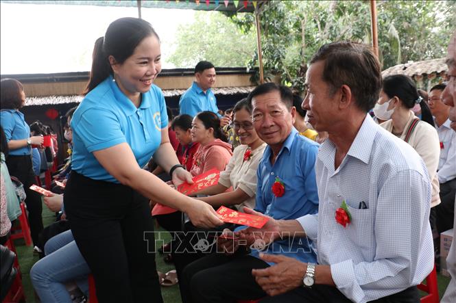 Trao quà cho công nhân lao động trên địa bàn tỉnh Bến Tre. Ảnh: Chương Đài  - TTXVN 