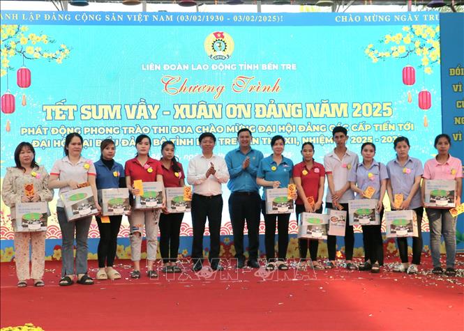 Trao quà cho công nhân lao động trên địa bàn tỉnh Bến Tre. Ảnh: Chương Đài  - TTXVN 