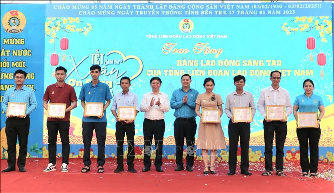 Trao bằng khen của Tổng Liên đoàn Lao động Việt Nam cho các cán bộ, đoàn viên đạt danh hiệu lao động sáng tạo. Ảnh: Chương Đài  - TTXVN 