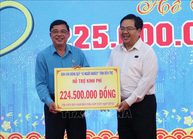 Liên đoàn Lao động tỉnh Bến Tre tiếp nhận kinh phí từ Ban Thường trực Ủy ban Mặt trận Tổ quốc Việt Nam tỉnh Bến Tre cùng các công ty, doanh nghiệp để thực hiện công tác an sinh xã hội. Ảnh: Chương Đài  - TTXVN 