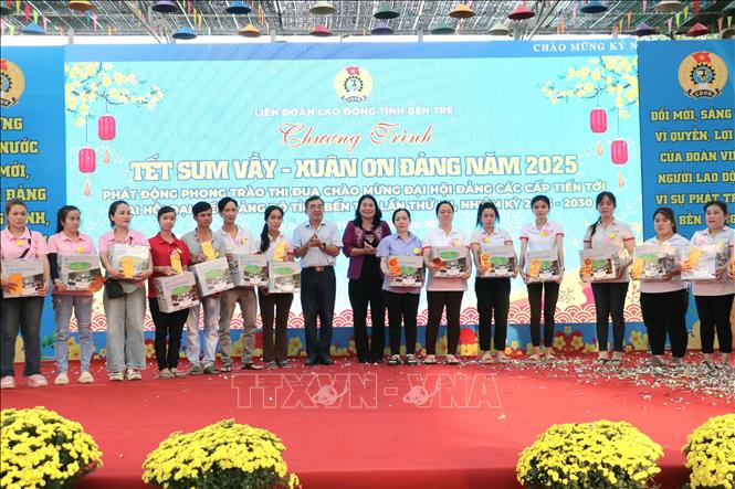 Trao quà cho công nhân lao động trên địa bàn tỉnh Bến Tre. Ảnh: Chương Đài  - TTXVN 