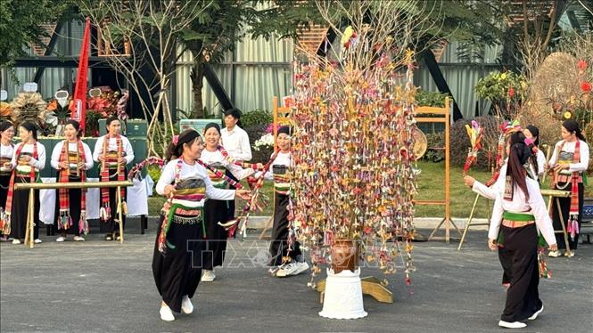 Trình diễn nghệ thuật dân gian tại khu du lịch nghỉ dưỡng sinh thái LAMORI Resort & Spa. Ảnh: TTXVN phát