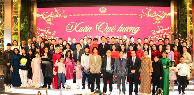 Đại sứ Vũ Hồ chụp ảnh lưu niệm với khách mời Xuân Quê hương 2025 tại Hàn Quốc. Ảnh: Đức Thắng - P/v TTXVN tại Hàn Quốc