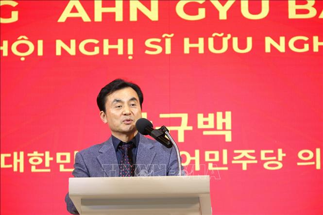 Nghị sỹ Ahn Gyu Bach, Chủ tịch hội nghị sỹ hữu nghị Hàn Việt, phát biểu chúc mừng Tết người Việt Xuân Quê hương 2025. Ảnh: Đức Thắng - P/v TTXVN tại Hàn Quốc 