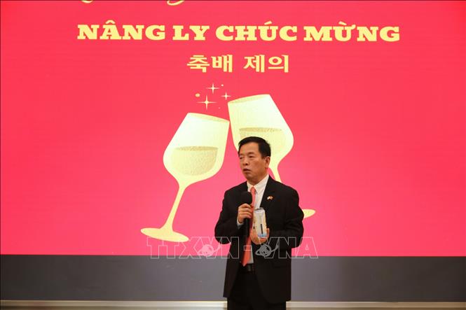 Đại sứ Vũ Hồ phát biểu nâng ly chúc mừng Xuân Quê hương 2025 tại Hàn Quốc. Ảnh: Đức Thắng - P/v TTXVN tại Hàn Quốc 