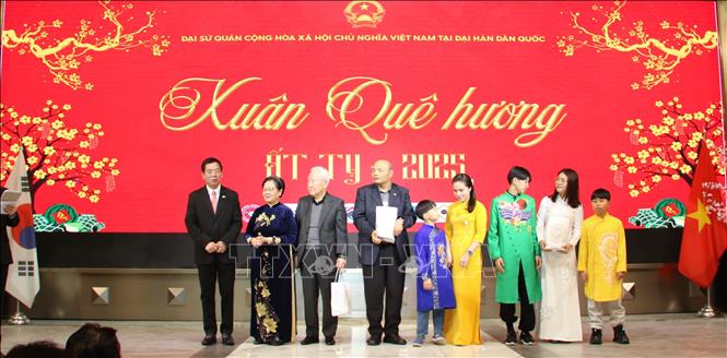 Đại sứ Vũ Hồ tặng quà cho đại diện một số gia đình Việt kiều tại Hàn Quốc nhân dịp Xuân Quê hương 2025. Ảnh: Đức Thắng - P/v TTXVN tại Hàn Quốc 