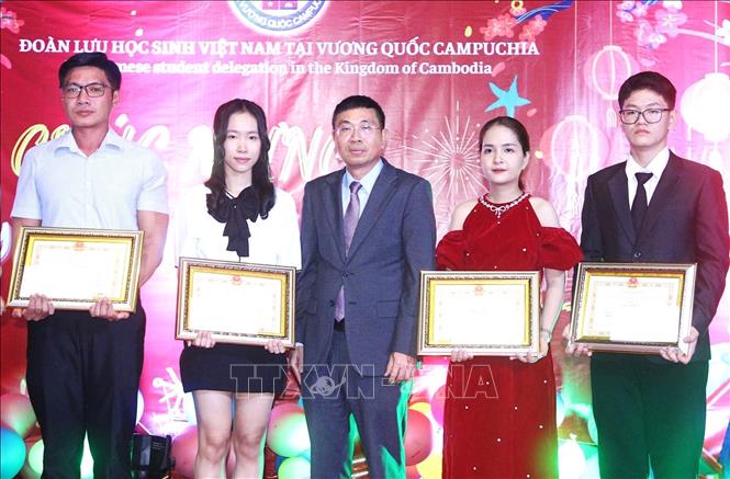 Tham tán Công sứ Đại sứ quán Việt Nam tại Campuchia Ngô Văn Tuất trao tặng Giấy khen cho các sinh viên đạt thành tích xuất sắc trong năm học 2024 vừa qua. Ảnh: Quang Anh – PV TTXVN tại Campuchia.