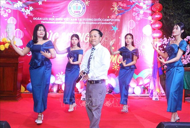 Tiết mục văn nghệ chào mừng tại chương trình “Tết sinh viên” của Đoàn lưu học sinh Việt Nam tại Campuchia. Ảnh: Quang Anh – PV TTXVN tại Campuchia. 