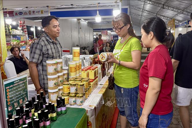 Người lao động trên địa bàn tỉnh Đồng Nai mua sắm Tết tại chợ Tết Công đoàn năm 2025. Ảnh: Lê Xuân-TTXVN