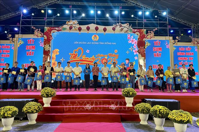Liên đoàn Lao động tỉnh Đồng Nai tặng quà Tết cho đoàn viên, người lao động có hoàn cảnh khó khăn trên địa bàn tỉnh. Ảnh: Lê Xuân-TTXVN