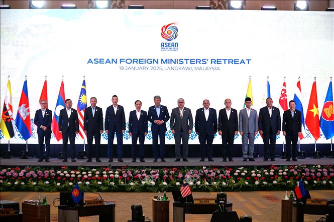 Foreign Ministers of 10 ASEAN member countries, Timor-Leste's Foreign Minister and ASEAN Secretary-General pose for a group photo. VNA Photo: Hằng Linh