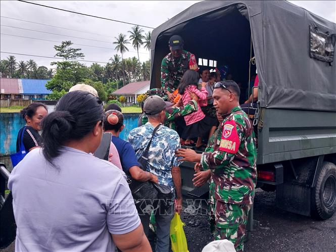 Lực lượng cứu hộ sơ tán người dân sau khi núi lửa Ibu phun trào, tại tỉnh Bắc Maluku, Indonesia, ngày 17/1/2025. Ảnh: THX/TTXVN