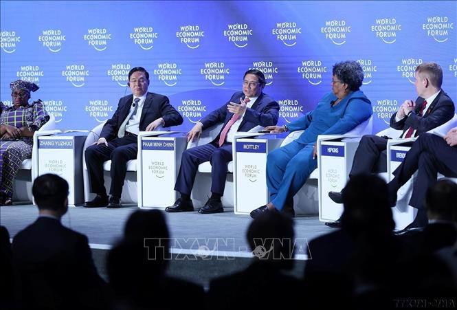 Thủ tướng Phạm Minh Chính chia sẻ những kinh nghiệm, bài học của Việt Nam trong quá trình chống dịch và phục hồi, thúc đẩy tăng trưởng kinh tế tại phiên toàn thể “Đương đầu với các cơn gió ngược: Khởi động lại tăng trưởng trong bối cảnh mong manh” tại Diễn đàn Kinh tế thế giới (WEF) ở Thiên Tân (Trung Quốc), ngày 27/6/2023. Ảnh: Dương Giang-TTXVN