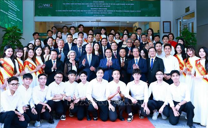 Thủ tướng Phạm Minh Chính và Giáo sư Klaus Schwab, Chủ tịch sáng lập Diễn đàn Kinh tế thế giới (WEF) giao lưu với sinh viên Việt Nam với chủ đề “Định vị Việt Nam trong kỷ nguyên công nghệ thông minh - Tầm nhìn cho thế hệ trẻ” tại Hà Nội, ngày 7/10/2024. Ảnh: Dương Giang-TTXVN