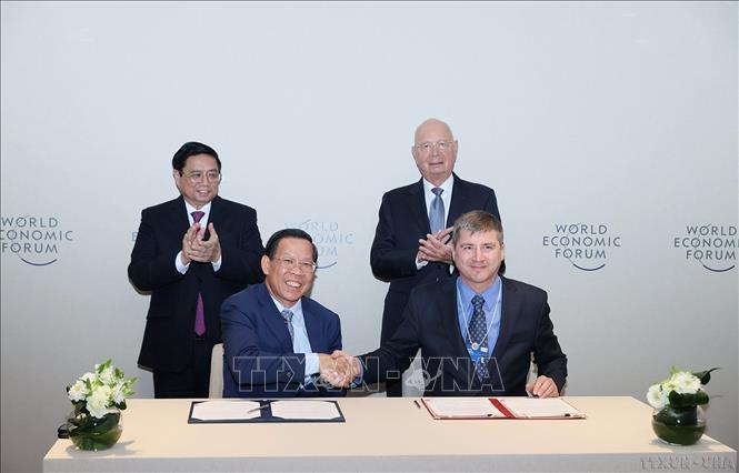 Thủ tướng Phạm Minh Chính và Giáo sư Klaus Schwab, Chủ tịch sáng lập Diễn đàn Kinh tế thế giới (WEF) chứng kiến ký kết biên bản ghi nhớ hợp tác giữa UBND TP Hồ Chí Minh và WEF tại Davos, Thụy Sĩ (1/2024). Ảnh: Dương Giang-TTXVN