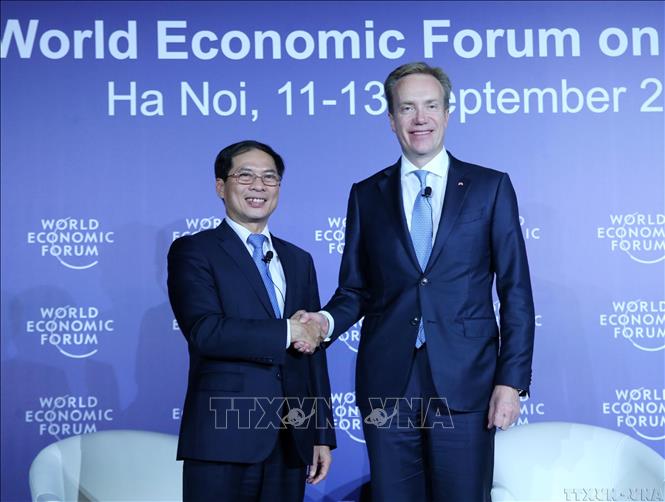 Thứ trưởng Bộ Ngoại giao, Trưởng Ban Tổ chức WEF ASEAN 2018 Bùi Thanh Sơn và Chủ tịch Diễn đàn Kinh tế Thế giới (WEF) Borge Brende chủ trì họp báo về Hội nghị Diễn đàn Kinh tế thế giới về ASEAN 2018 tại Hà Nội (9/2018). Ảnh: Lâm Khánh – TTXVN
