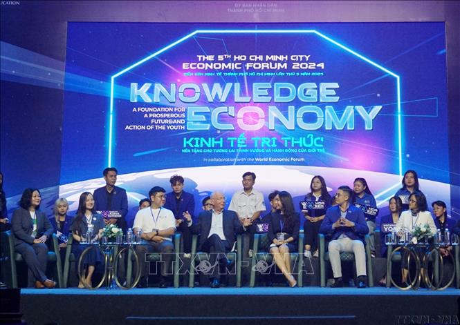 Giáo sư Klaus Schwab, Chủ tịch sáng lập Diễn đàn Kinh tế Thế giới (WEF) trao đổi với các công dân trẻ tiêu biểu của Thành phố Hồ Chí Minh với chủ đề “Kinh tế tri thức - Nền tảng cho tương lai thịnh vượng và hành động của giới trẻ” (10/2024). Ảnh: Thu Hoài - TTXVN