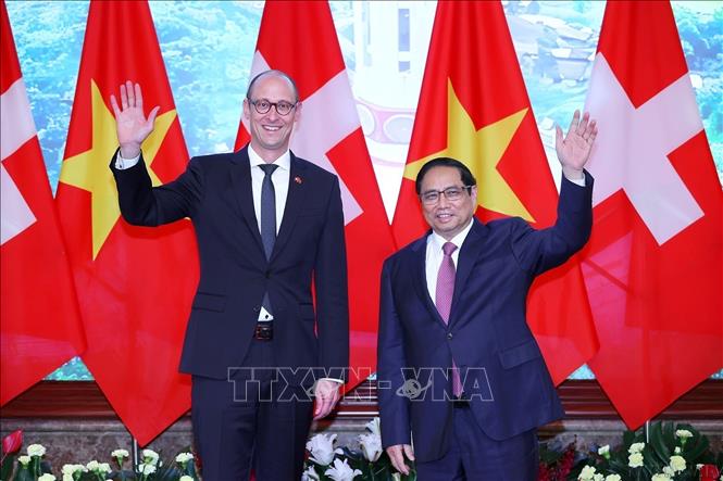 Cũng trong dịp này Thủ tướng Phạm Minh Chính làm việc song phương tại Thụy Sĩ. Những năm qua, quan hệ kinh tế, thương mại, đầu tư giữa Việt Nam và Thụy Sĩ đã và đang phát triển tích cực. Trong ảnh: Thủ tướng Phạm Minh Chính hội kiến Chủ tịch Hạ viện Thụy Sĩ Martin Candinas tại Việt Nam (6/2023). Ảnh: Dương Giang-TTXVN