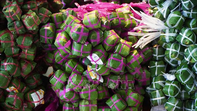 Sản phẩm nem Lai Vung được gói trong lá chuối. Ảnh: Nhựt An - TTXVN
