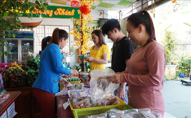 Khách hàng chọn mua nem Lai Vung. Ảnh: Nhựt An - TTXVN