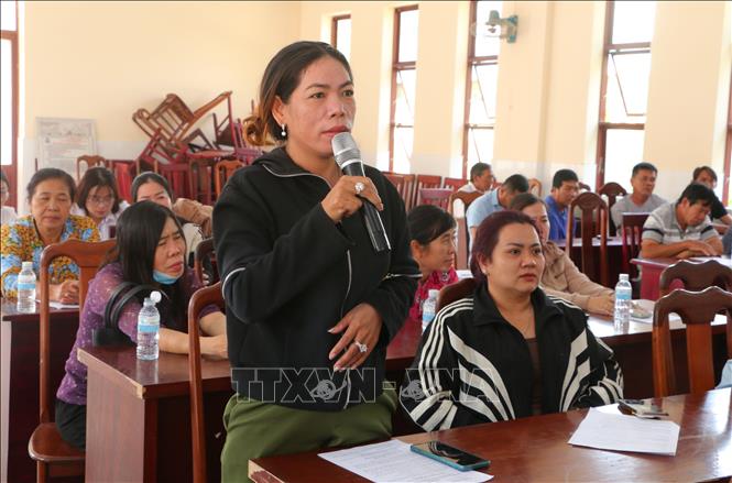 Owners of fishing vessels in Tran De district exchange view with local authorities on the policy to subsidise satellite subscription fees for monitoring devices. VNA Photo: Tuấn Phi